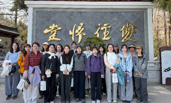 与春相伴 逐梦同行—华体会体育妇代会组织徒步活动
